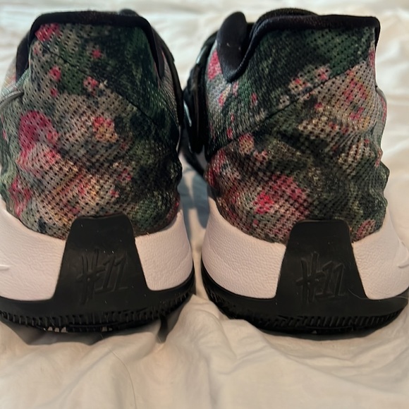 Nike Kyrie Low 1 Floral Basketball Shoes - Men’s 8.5 (10 Women’s) - Picture 5 of 7